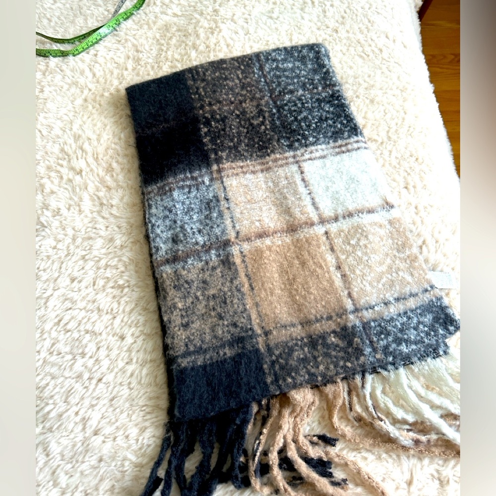 Plaid soft Wooly scarf - Black, Gray, Cream